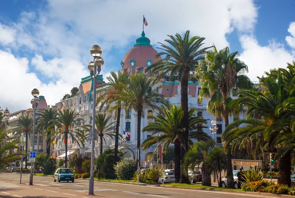 Nice, Fransa - 25 Eylül 2009: Negresco 'nun ünlü lüks oteli Fransız Riviera' sının sembolü olan Nice 'teki Promenade des Anglais' de