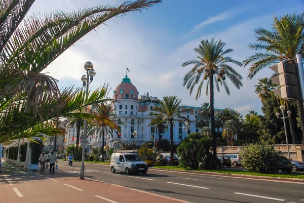Nice, Fransa - 25 Eylül 2009: Negresco 'nun ünlü lüks oteli Fransız Riviera' sının sembolü olan Nice 'teki Promenade des Anglais' de