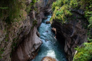 Khadzhokhsky vadisi (Kamennomostsky kanyonu) - Vadi Belaya Nehri 'nin bir parçası, Adygea