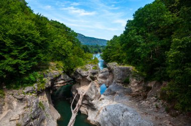 Khadzhokhsky vadisi (Kamennomostsky kanyonu) - Vadi Belaya Nehri 'nin bir parçası, Adygea