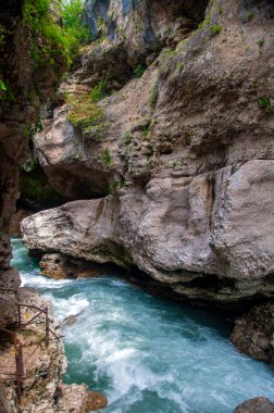 Khadzhokhsky vadisi (Kamennomostsky kanyonu) - Vadi Belaya Nehri 'nin bir parçası, Adygea