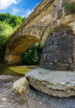 Kafkasya Dağları eteğindeki nehrin karşısındaki antik taş köprü.