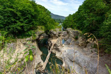 Khadzhokhsky vadisi (Kamennomostsky kanyonu) - Vadi Belaya Nehri 'nin bir parçası, Adygea