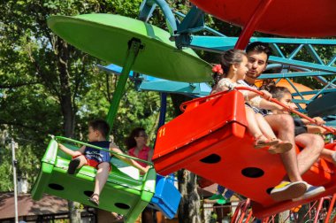 Krasnodar, Rusya - 01 Haziran 2015: Rusya 'nın Krasnodar kentindeki Sunny Adası' nda eğlence gezileri. Parlak renkler, eğlenceli insanlar gezintiye çıkıyor