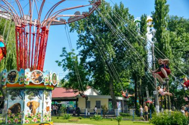 Krasnodar, Rusya - 01 Haziran 2015: Rusya 'nın Krasnodar kentindeki Sunny Adası' nda eğlence gezileri. Parlak renkler, eğlenceli insanlar gezintiye çıkıyor