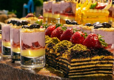 En leziz renkli pasta. Doğu tatlıları