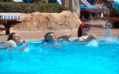 Sharm El Sheikh, Mısır - 17 Nisan 2014: Animasyon programı: Sharm el Sheikh of Egypt 'daki Hotel Sea Life (Deniz Grubu) havuzunda su aerobiği