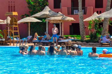 Sharm El Sheikh, Mısır - 17 Nisan 2014: Animasyon programı: Sharm el Sheikh of Egypt 'daki Hotel Sea Life (Deniz Grubu) havuzunda su aerobiği