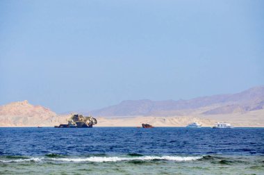 1982 'de adanın kıyısındaki Kızıl Deniz' de bir kazazede olan Zorba.