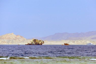 1982 'de adanın kıyısındaki Kızıl Deniz' de bir kazazede olan Zorba.