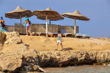 Sharm El Sheikh, Mısır - 17 Nisan 2014: Sharm el Sheikh of Egypt 'daki Hotel Sea Life' a (Deniz Grubu) ait plaj