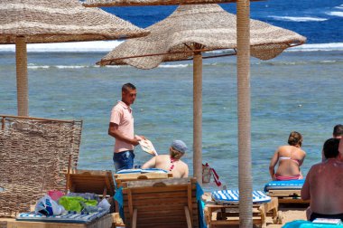 Sharm El Sheikh, Mısır - 13 Nisan 2014: Sharm el Sheikh of Egypt 'daki Hotel Sea Life' a (Deniz Grubu) ait plaj