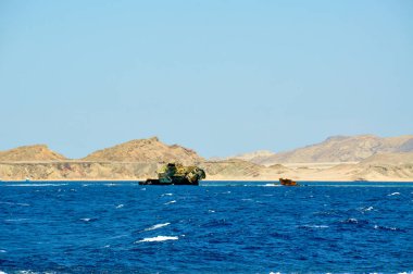 1982 'de adanın kıyısındaki Kızıl Deniz' de bir kazazede olan Zorba.