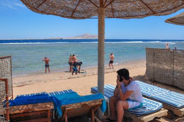 Sharm El Sheikh, Mısır - 13 Nisan 2014: Sharm el Sheikh of Egypt 'daki Hotel Sea Life' a (Deniz Grubu) ait plaj