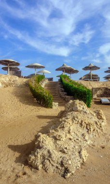 Sharm El Sheikh, Mısır - 17 Nisan 2014: Sharm el Sheikh of Egypt 'daki Hotel Sea Life' a (Deniz Grubu) ait plaj