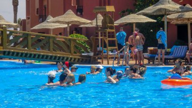 Sharm El Sheikh, Mısır - 17 Nisan 2014: Animasyon programı: Sharm el Sheikh of Egypt 'daki Hotel Sea Life (Deniz Grubu) havuzunda su aerobiği