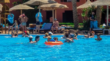 Sharm El Sheikh, Mısır - 17 Nisan 2014: Animasyon programı: Sharm el Sheikh of Egypt 'daki Hotel Sea Life (Deniz Grubu) havuzunda su aerobiği