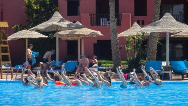 Sharm El Sheikh, Mısır - 17 Nisan 2014: Animasyon programı: Sharm el Sheikh of Egypt 'daki Hotel Sea Life (Deniz Grubu) havuzunda su aerobiği