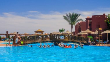 Sharm El Sheikh, Mısır - 17 Nisan 2014: Animasyon programı: Sharm el Sheikh of Egypt 'daki Hotel Sea Life (Deniz Grubu) havuzunda su aerobiği