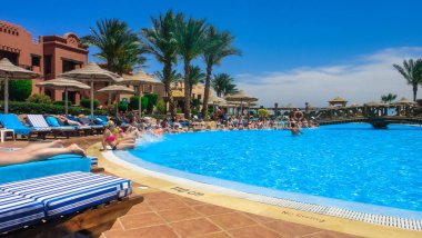 Sharm El Sheikh, Mısır - 17 Nisan 2014: Animasyon programı: Sharm el Sheikh of Egypt 'daki Hotel Sea Life (Deniz Grubu) havuzunda su aerobiği