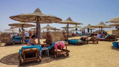 Sharm El Sheikh, Mısır - 17 Nisan 2014: Sharm el Sheikh of Egypt 'daki Hotel Sea Life' a (Deniz Grubu) ait plaj