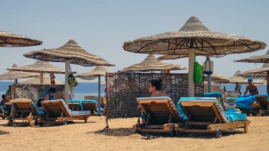 Sharm El Sheikh, Mısır - 17 Nisan 2014: Sharm el Sheikh of Egypt 'daki Hotel Sea Life' a (Deniz Grubu) ait plaj