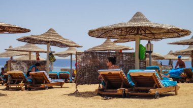 Sharm El Sheikh, Mısır - 17 Nisan 2014: Sharm el Sheikh of Egypt 'daki Hotel Sea Life' a (Deniz Grubu) ait plaj