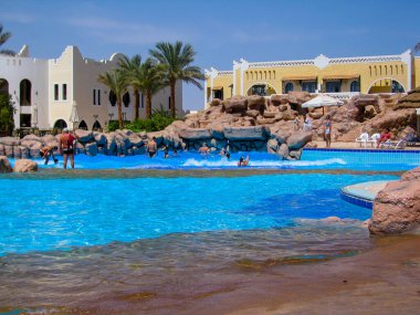 Sharm El Shaikh, Mısır - 28 Mart 2007: Hotel El Faraana 'da yüzme havuzu
