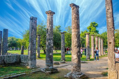 Peloponnesus, Olympia, Yunanistan - 01 Ekim 2009: Yunanistan 'da antik Olympia' da geziye çıkan turistler - Palaistra veya savaş arenası kalıntıları yakınında kaldı