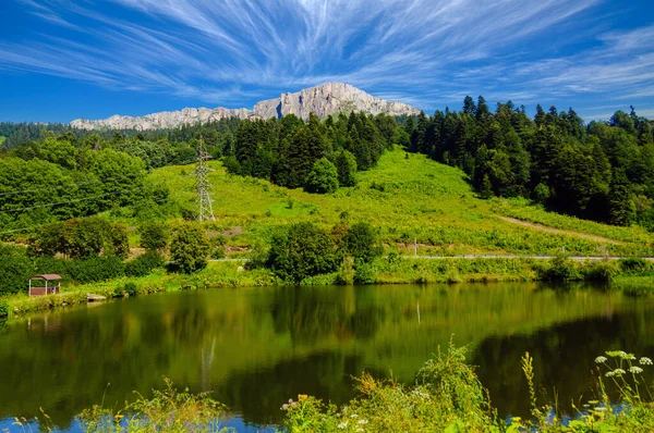 Идиллический Летний Пейзаж Чистым Горным Озером Горах Кавказа — стоковое фото