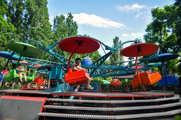 Krasnodar Russland Juni 2015 Fahrgeschäfte Freizeitpark Sunny Island Der Stadt — Stockfoto