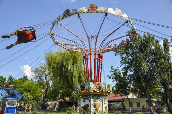 Krasnodar, Rusya - 01 Haziran 2015: Rusya 'nın Krasnodar kentindeki Sunny Adası' nda eğlence gezileri. Parlak renkler, eğlenceli insanlar gezintiye çıkıyor