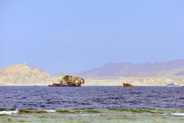 1982 'de adanın kıyısındaki Kızıl Deniz' de bir kazazede olan Zorba.