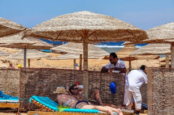 Sharm El Sheikh, Mısır - 13 Nisan 2014: Sharm el Sheikh of Egypt 'daki Hotel Sea Life' a (Deniz Grubu) ait plaj