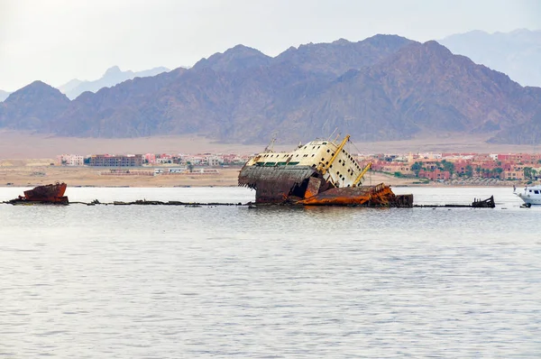 1982 'de adanın kıyısındaki Kızıl Deniz' de bir kazazede olan Zorba.