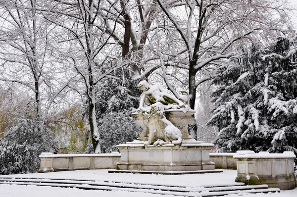 Düsseldorf, Kuzey Ren-Vestfalya, Almanya - 07 Aralık 2012: Hofgarten 'de kış, Almanya' nın ilk halk parkı olan Dusseldorf 'taki merkez parktır..