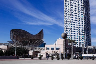  Port Olimpic, Barselona, İspanya, bina fütüristik metal görünümü