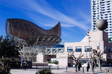  Port Olimpic, Barselona, İspanya, bina fütüristik metal görünümü