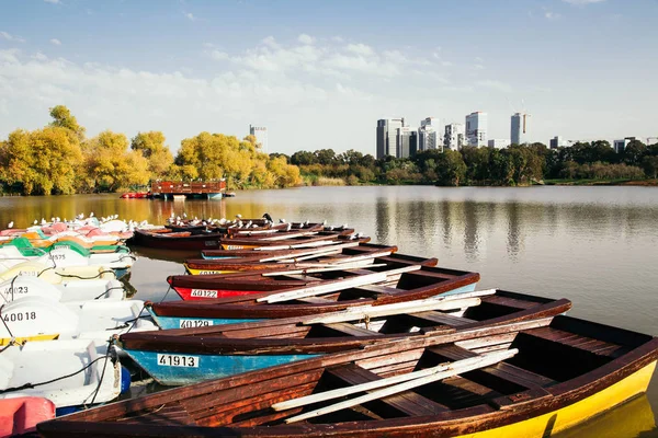 Tekneler görünümü Kapat dock park, Tel Aviv, İsrail