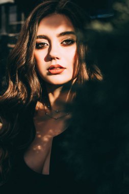 Şık şehvetli kadın moda makyaj ve dalgalı saç görünümünü kapat 