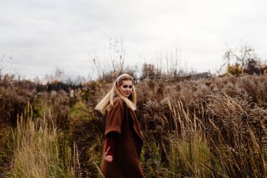 Kuru sonbahar kırsal kesimde poz karamel yün ceket şık kadın  