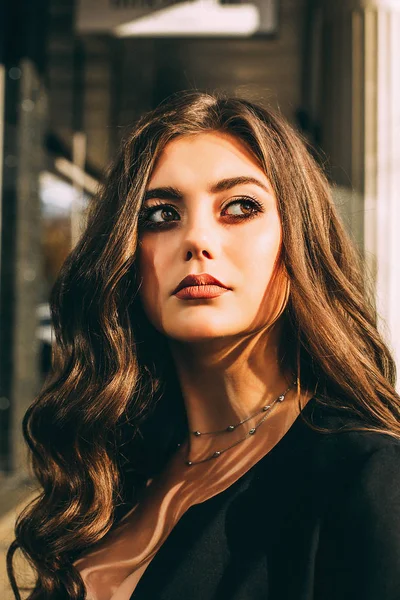 Şık şehvetli kadın moda makyaj ve dalgalı saç görünümünü kapat 