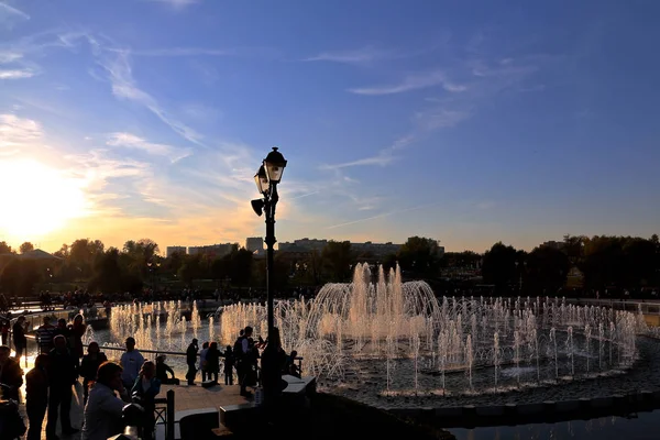 Gün batımında, Moskova, Rusya Tsaritsyno parkta yürüyüş turist 