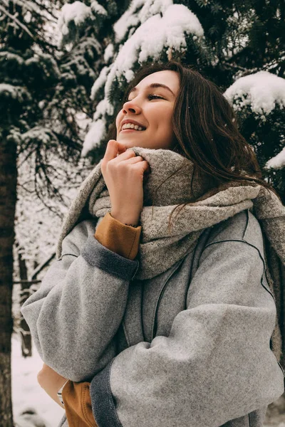 Portret Van Stijlvolle Jonge Vrouw Poseren Winter Stadspark — Stockfoto