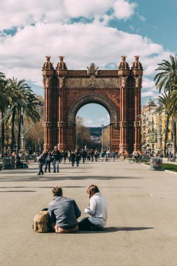 Arc de Triomf ile meydanda oturan insanlar, Barselona, Ispanya