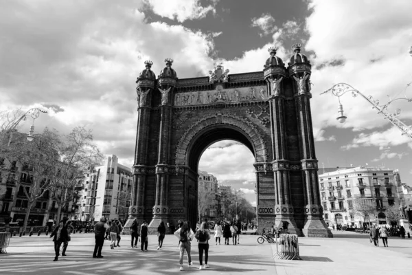 アーク Triomf バルセロナ スペインと広場に休んでいる人々 — ストック写真