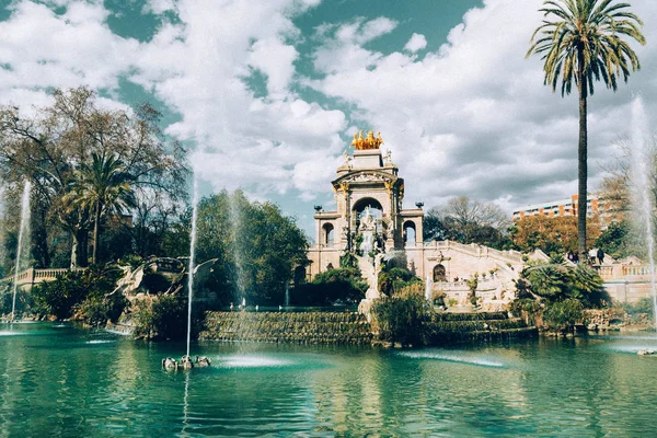 Parc de la Ciutadella 'da Çeşme Manzaralı manzara, Barselona, Ispanya