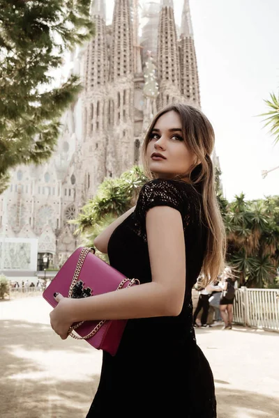 Jonge Stijlvolle Vrouw Poseren Straat Met Sagrada Familia Achtergrond Barcelona — Stockfoto