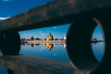 Nizhny Novgorod nehir kıyısında Alexander Nevsky Katedrali manzara görünümü, Rusya