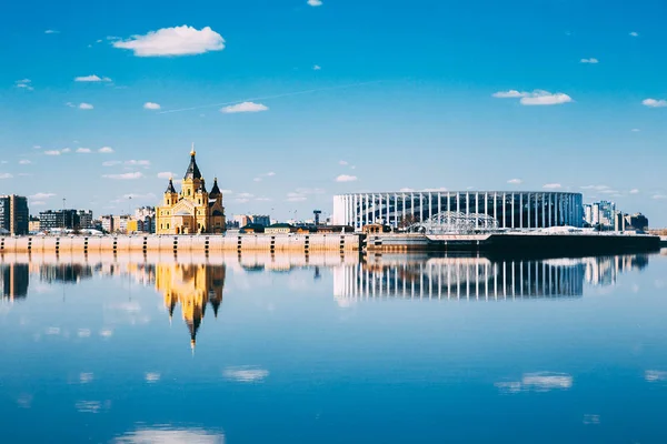 Nizhny Novgorod, Rusya'daki stadyum ve Alexander Nevsky Katedrali'nin panoramik manzarası